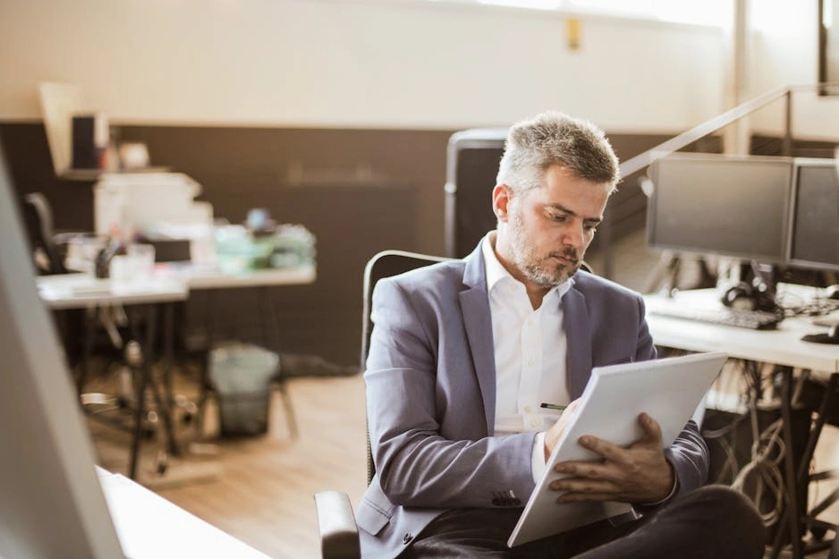 Imprenditore moderno che pianifica una strategia di business in un ufficio luminoso